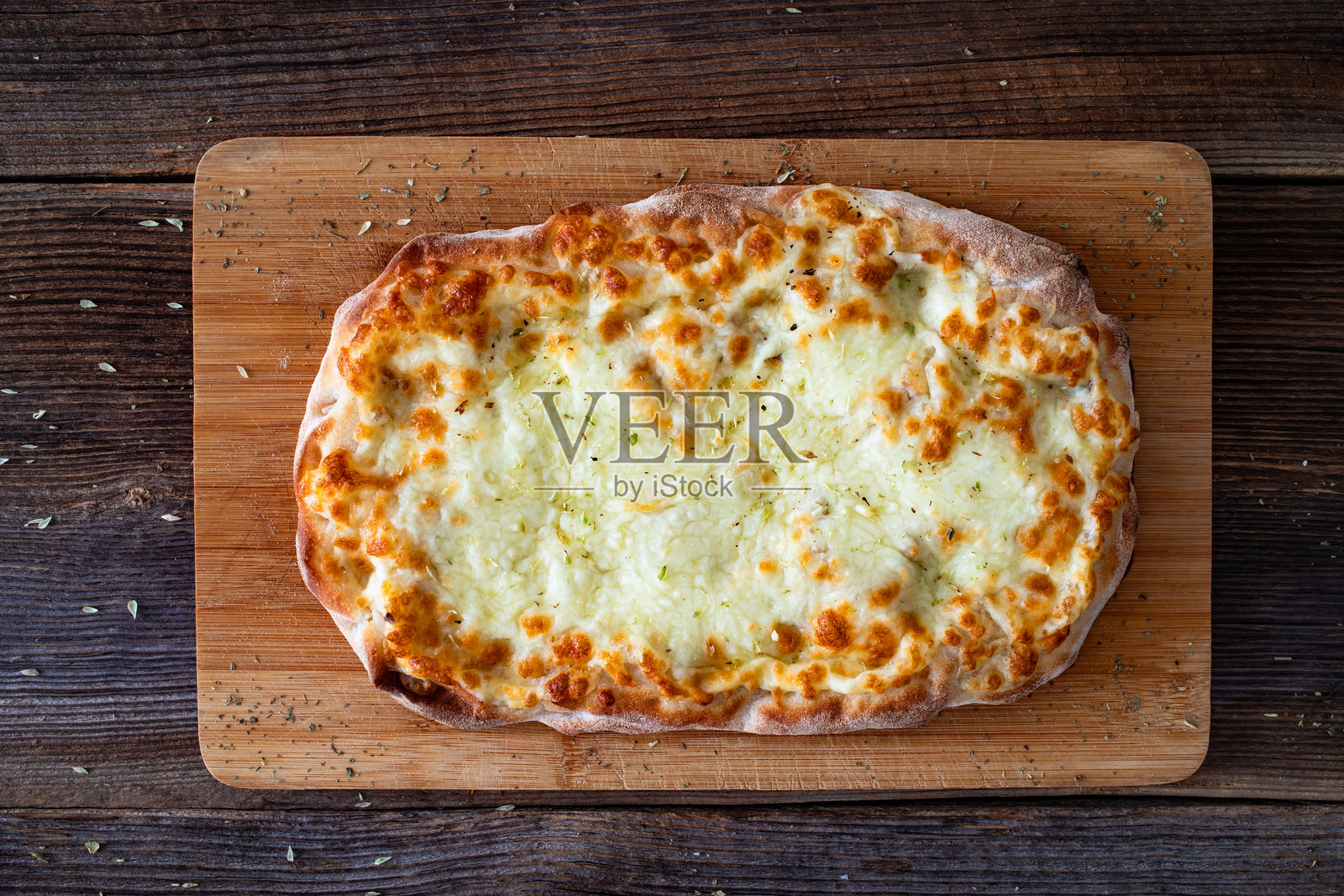 罗马披萨配马苏里拉奶酪放在木桌上照片摄影图片