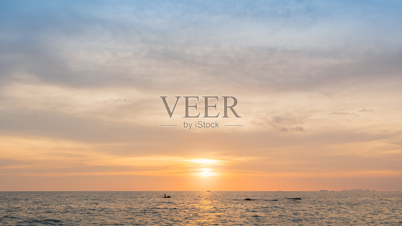 海平面天空背景，傍晚海面上的日落天空云彩，夏季风景中的橙色、黄色阳光金色时刻，黄昏海景背景照片摄影图片