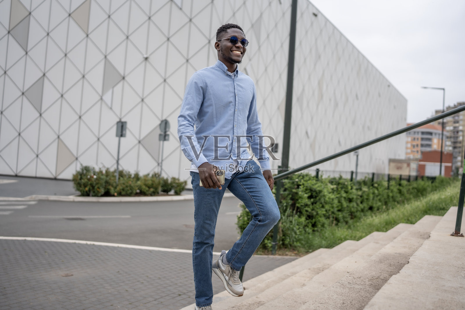 男人在城市环境中享受轻松的散步照片摄影图片