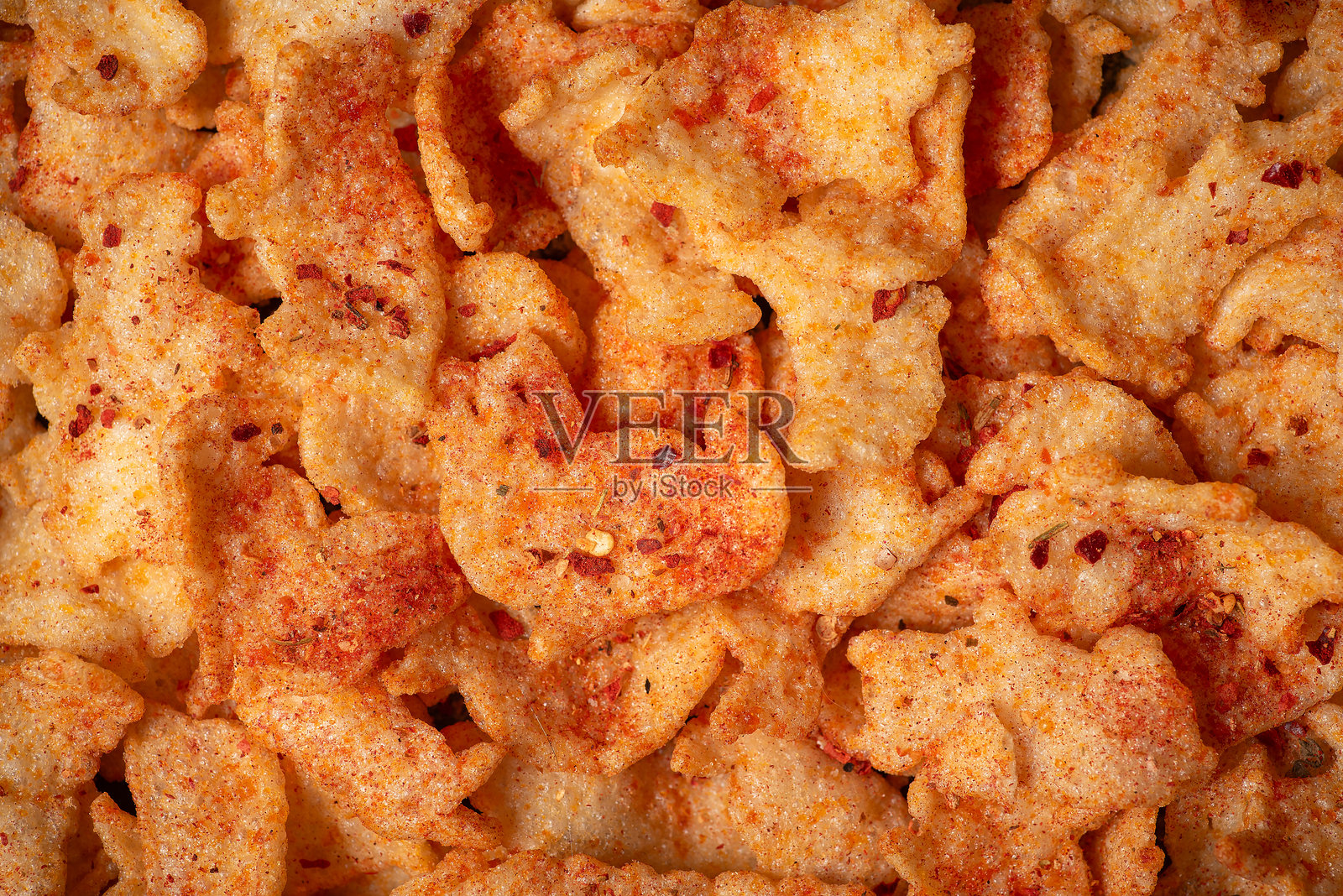 特写镜头展示了带香料的脆脆小吃，展现出酥脆的质感照片摄影图片