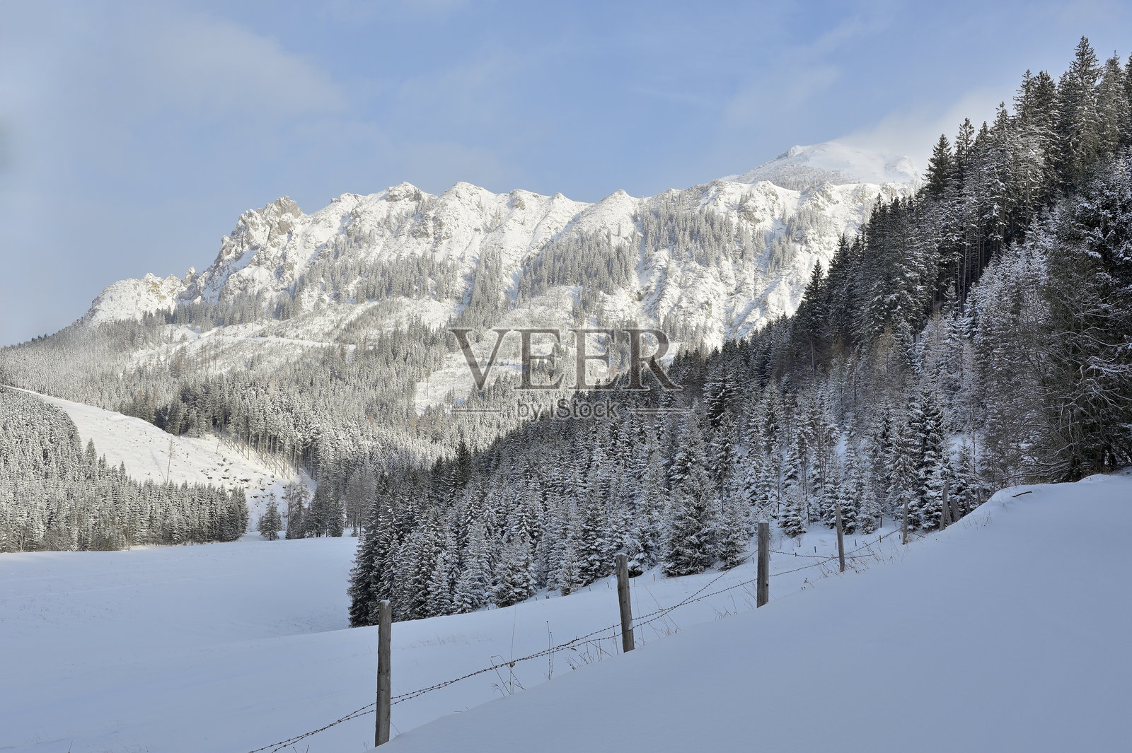 冬季全景山脉风景，日出后在奥地利施蒂利亚州受欢迎的凯瑟劳滑雪之旅中。照片摄影图片