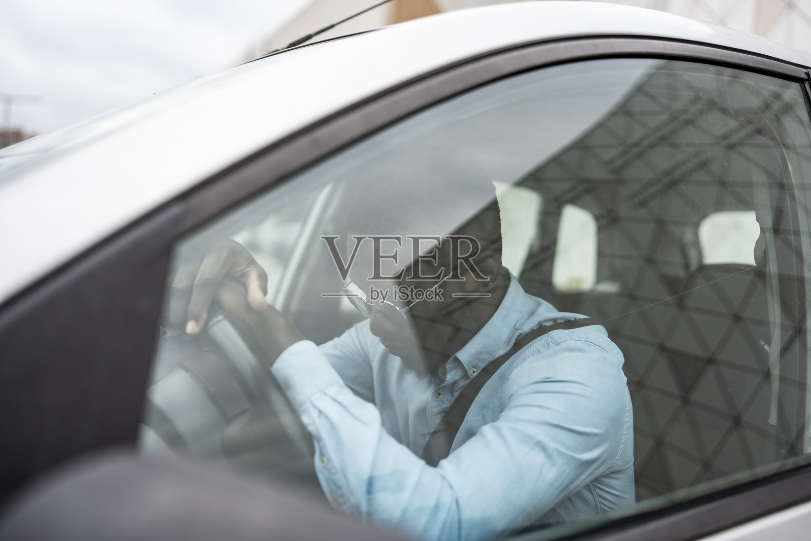 白天在车内休息的沮丧人士照片摄影图片