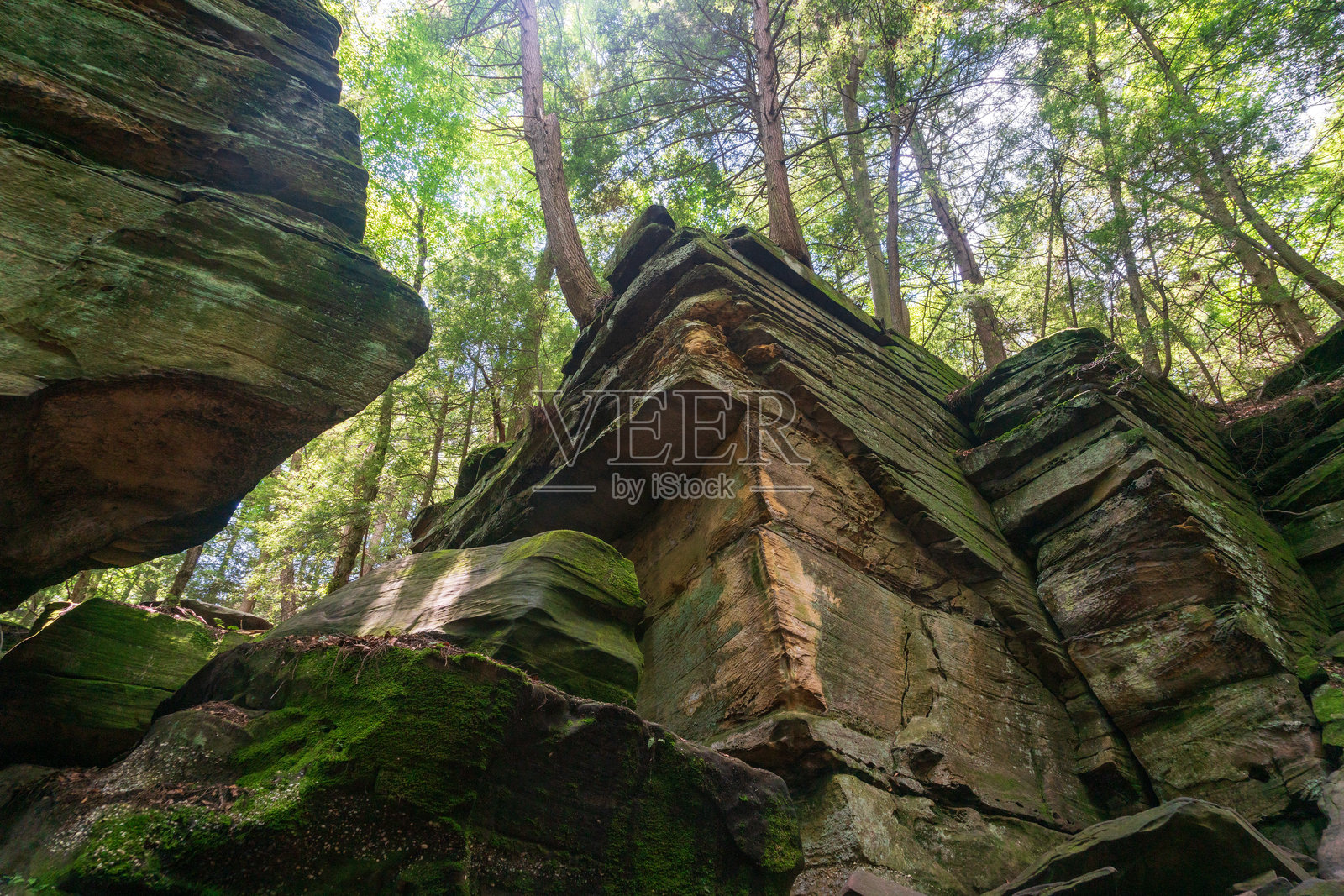 俄亥俄州凯霍加谷国家公园的岩石边缘照片摄影图片