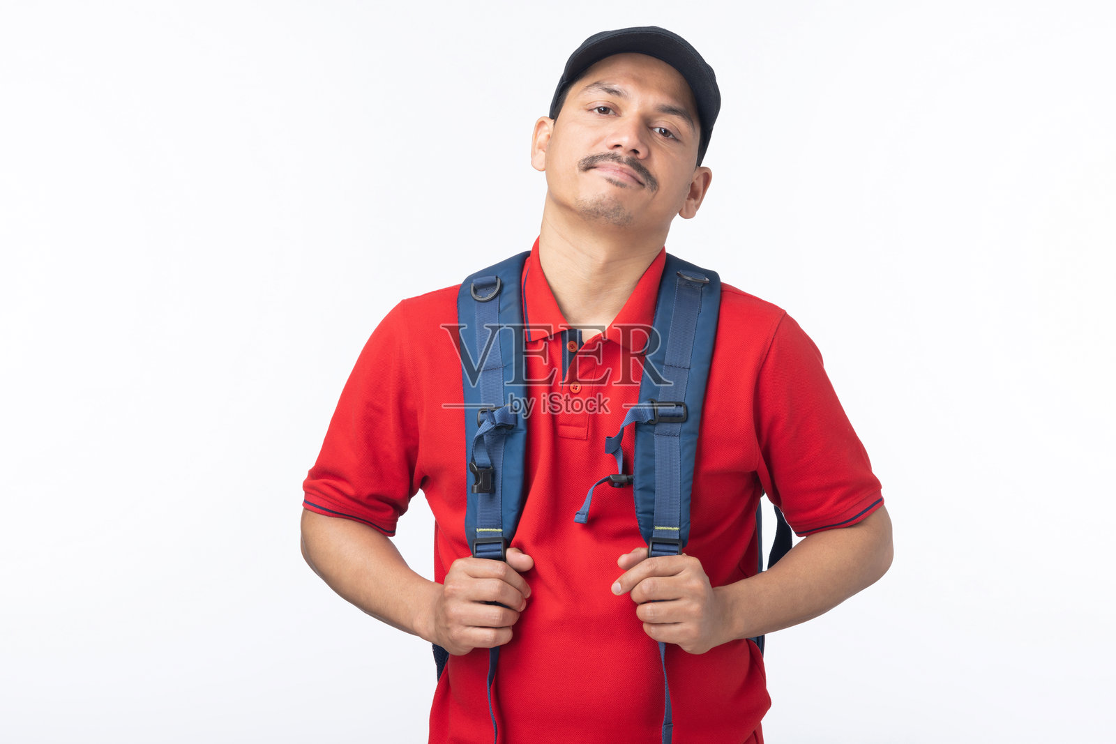 年轻送货员穿着红色T恤的肖像，背景为白色照片摄影图片