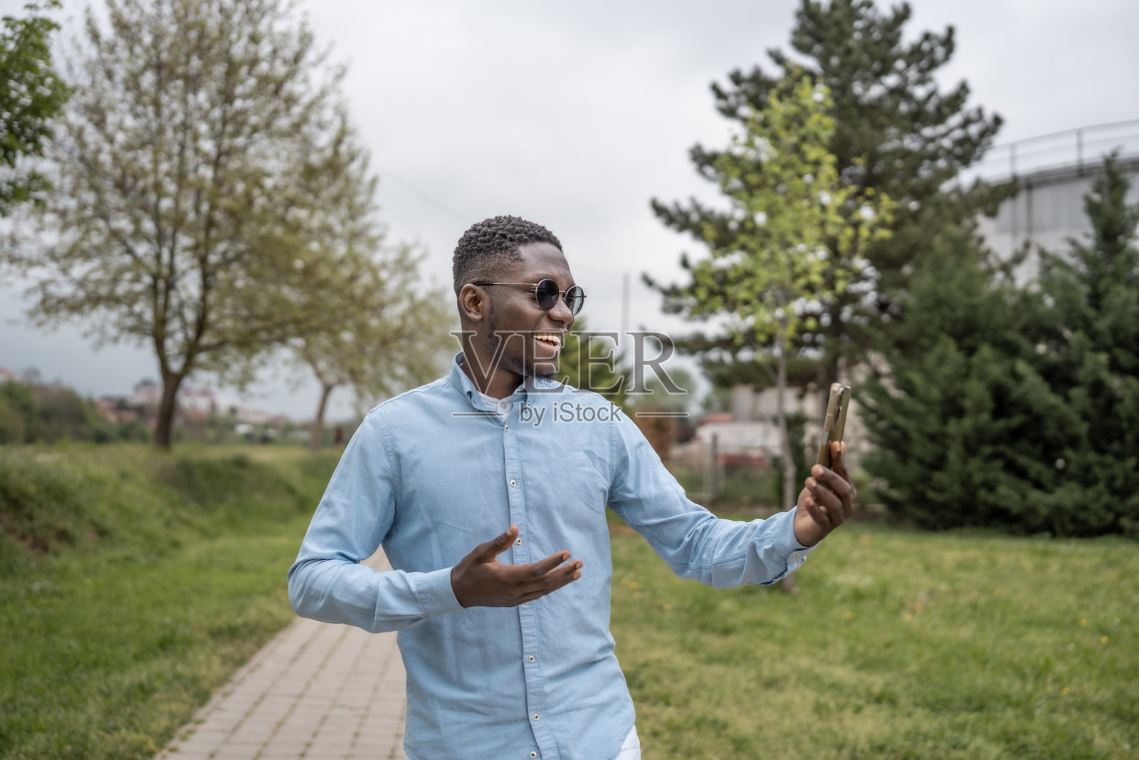 快乐的男人在阳光明媚的日子里户外自拍照片摄影图片