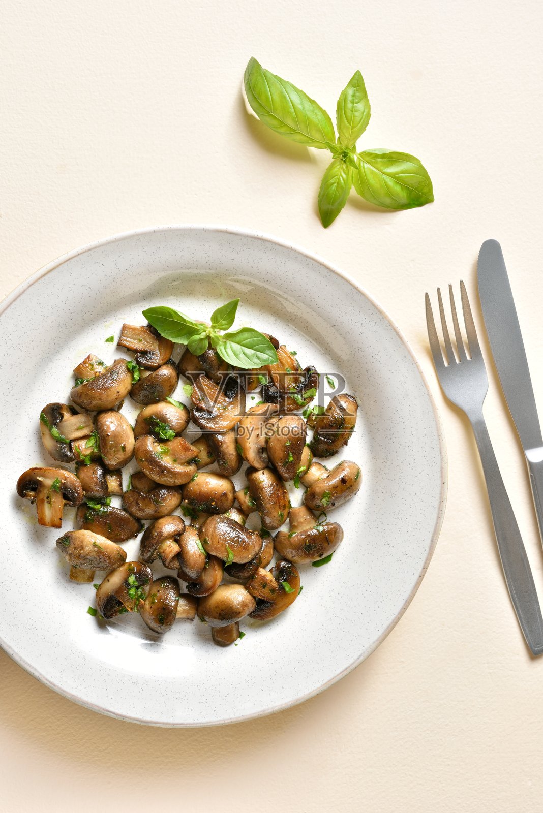 煮熟的蘑菇与绿叶蔬菜照片摄影图片