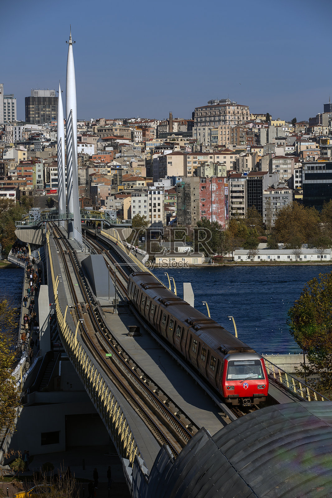 伊斯坦布尔金角湾地铁桥上的地铁列车穿越照片摄影图片