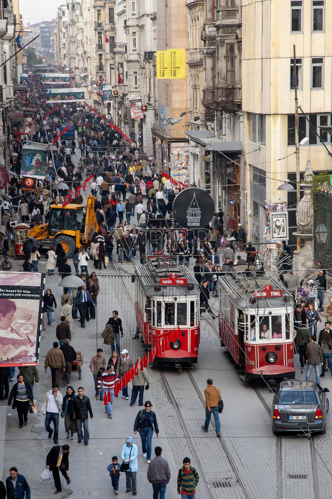 伊斯提克拉尔大街上的电车和行人照片摄影图片