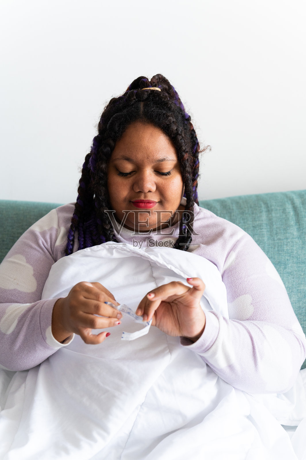 年轻女性在家准备用于打鼾的鼻贴照片摄影图片