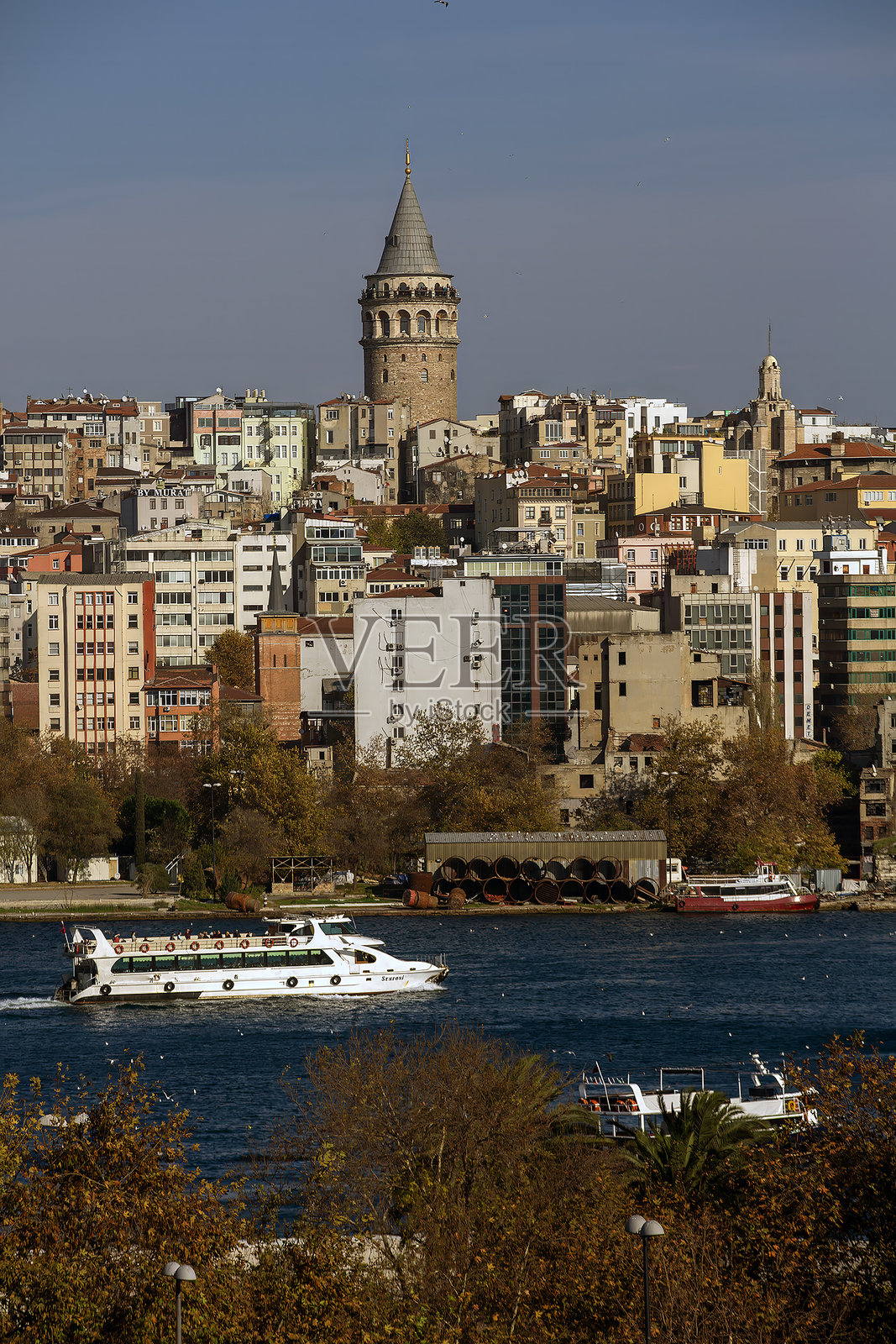 伊斯坦布尔金角湾的加拉塔塔和渡轮照片摄影图片