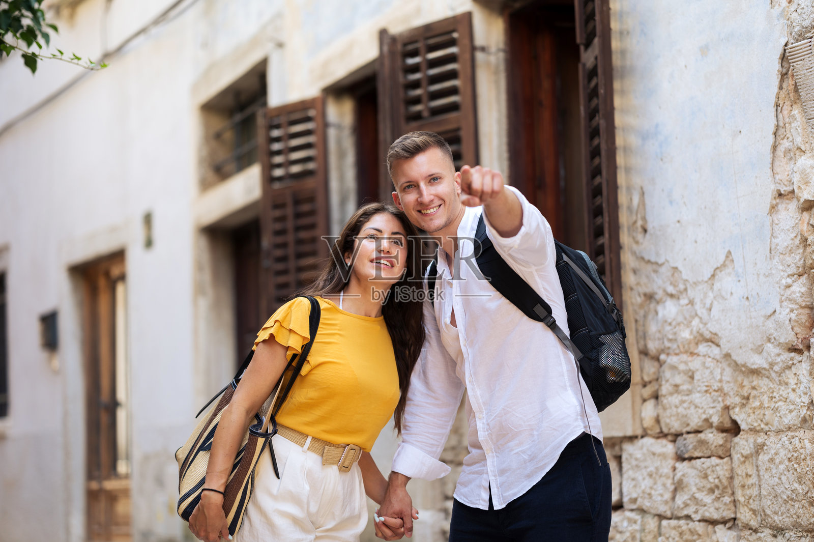 年轻的浪漫情侣在古老的城市中漫步照片摄影图片