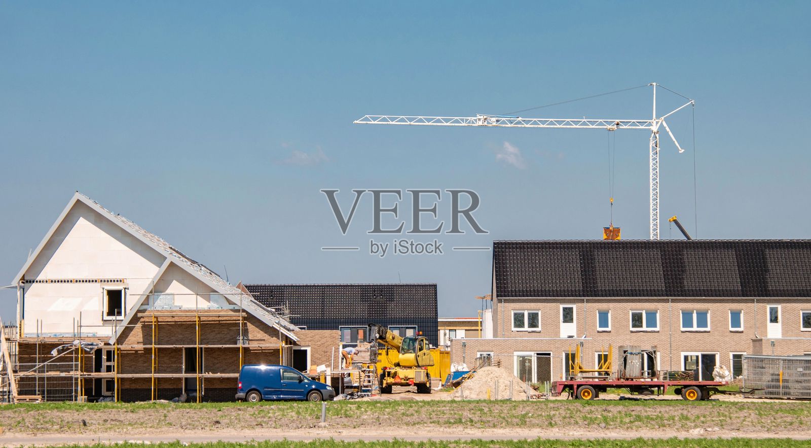 新建房屋配备时尚的太阳能电池板，展示可持续生活方式照片摄影图片