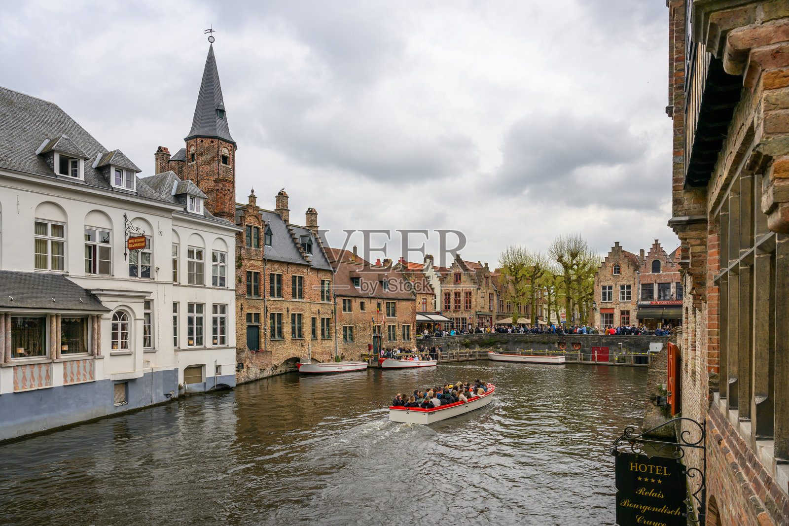 罗森霍德凯的蜿蜒运河上的游船照片摄影图片