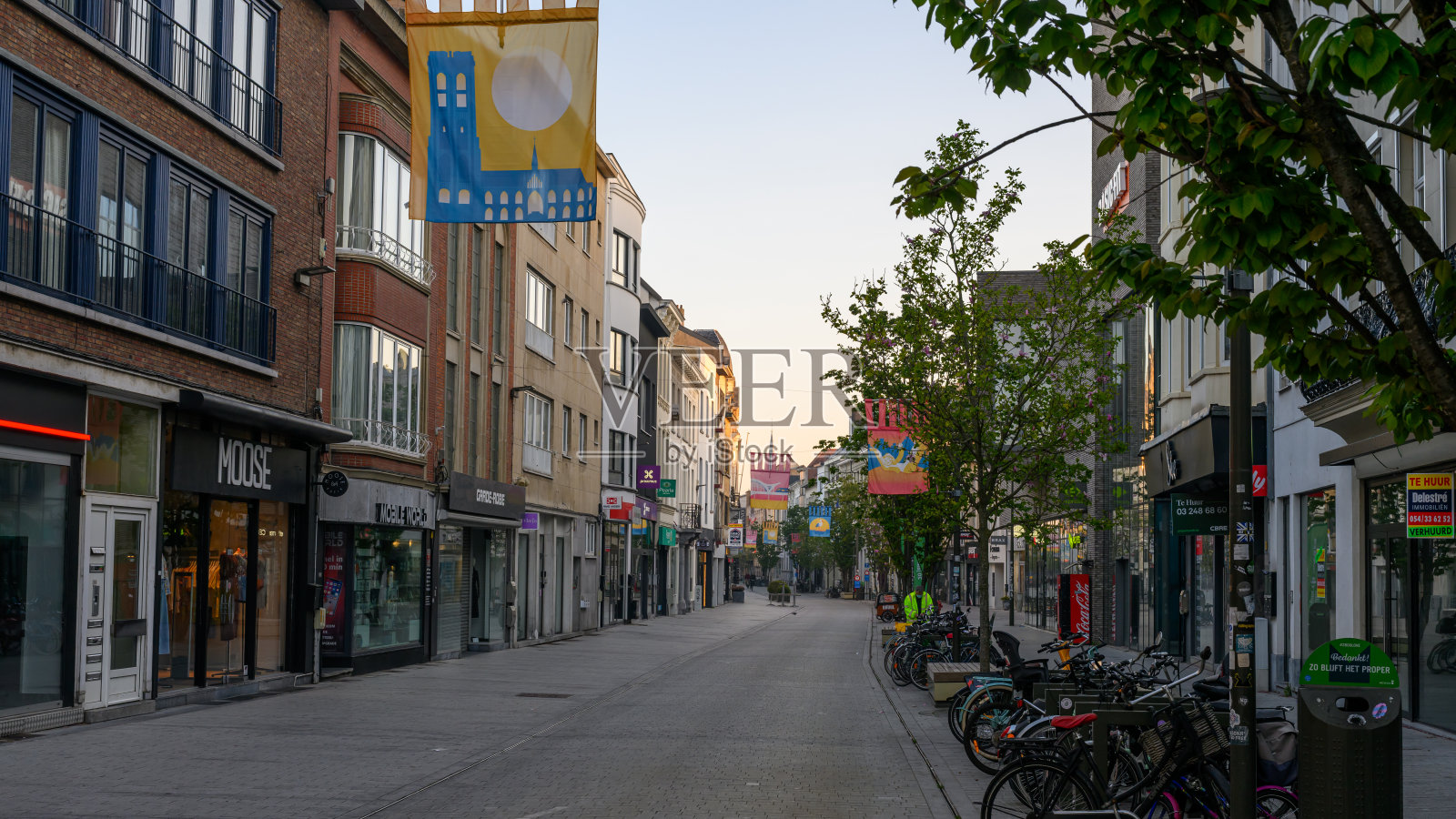 比利时梅赫伦 - 春天日出时宁静的街道照片摄影图片