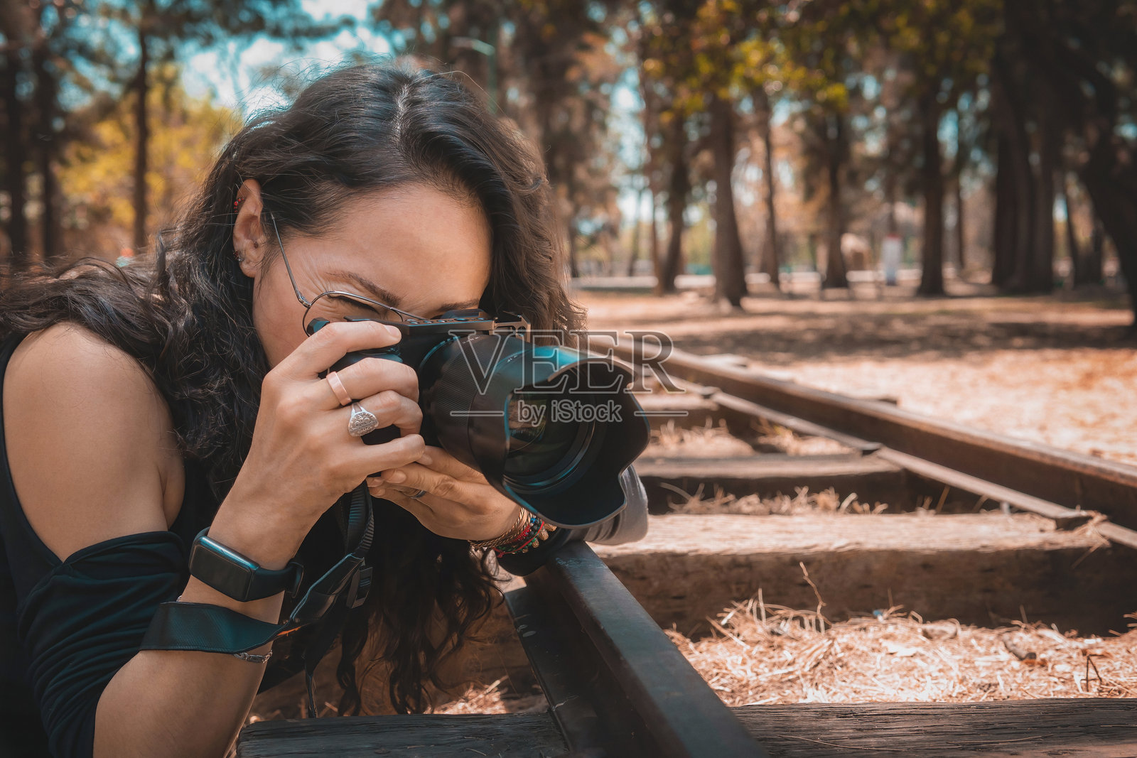 摄影师在户外拍照，专业摄影师，世界摄影日的概念，留白空间照片摄影图片