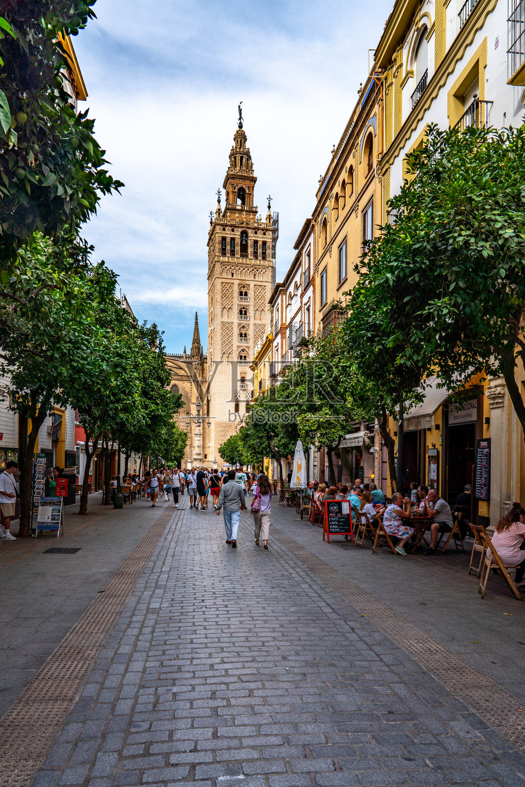西班牙塞维利亚老城区的马特奥斯·加戈街色彩斑斓的街道景观照片摄影图片