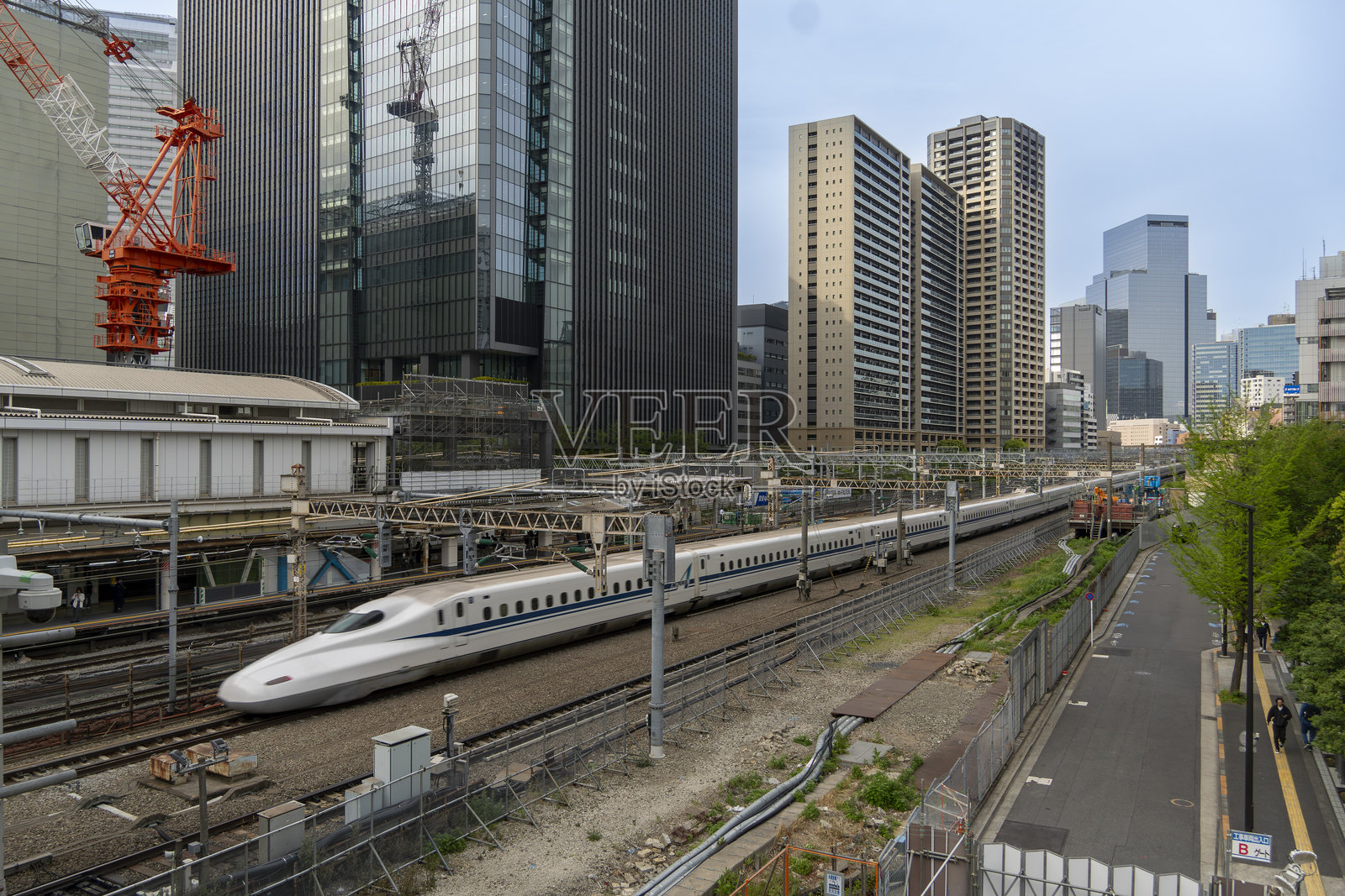 N700系列新干线经过田町站照片摄影图片