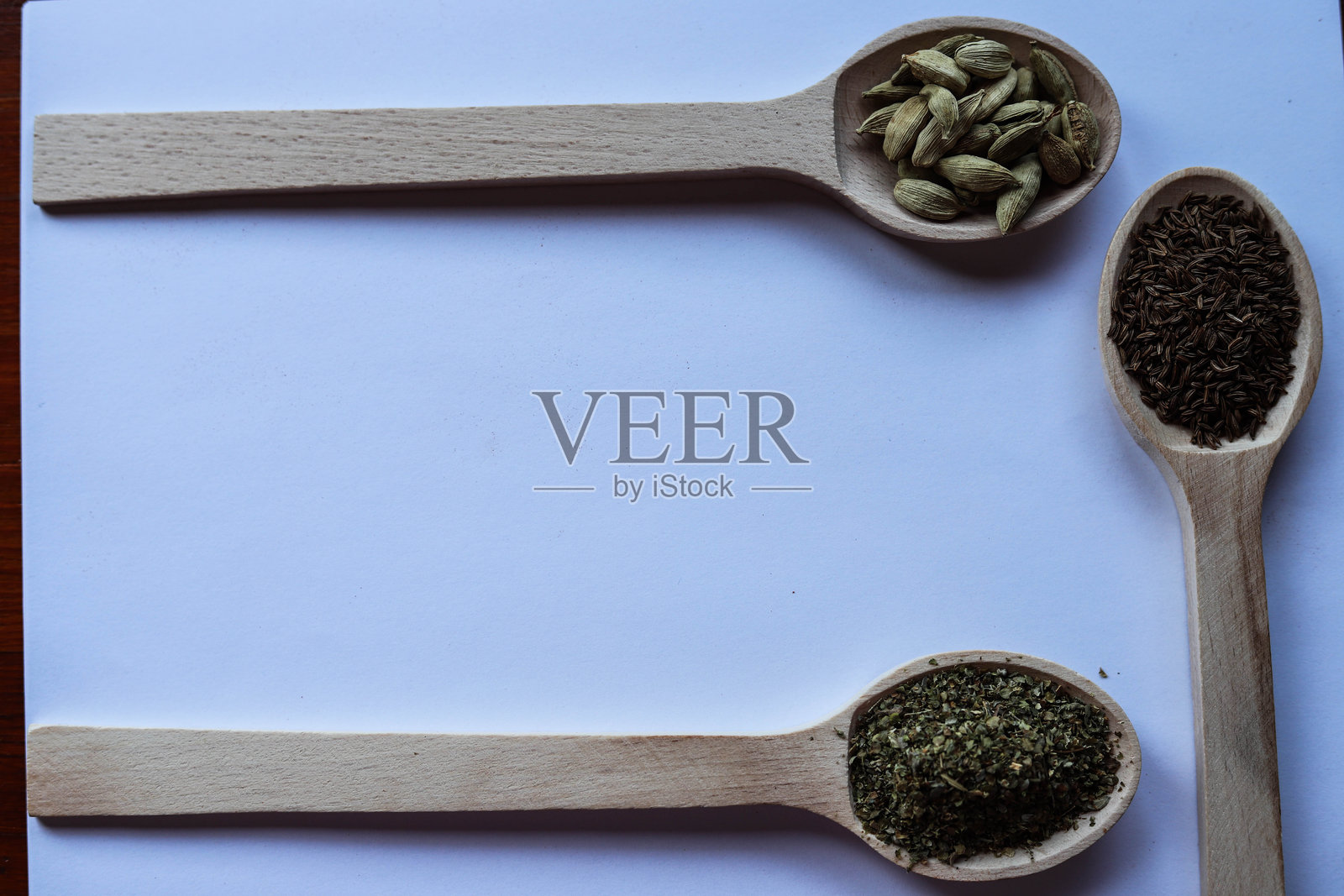 白色背景上的各种香料木勺照片摄影图片