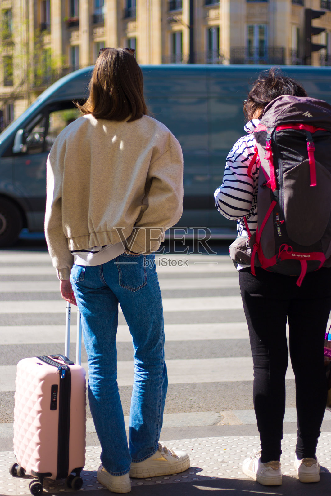 法国巴黎:年轻女性携带行李箱和背包照片摄影图片