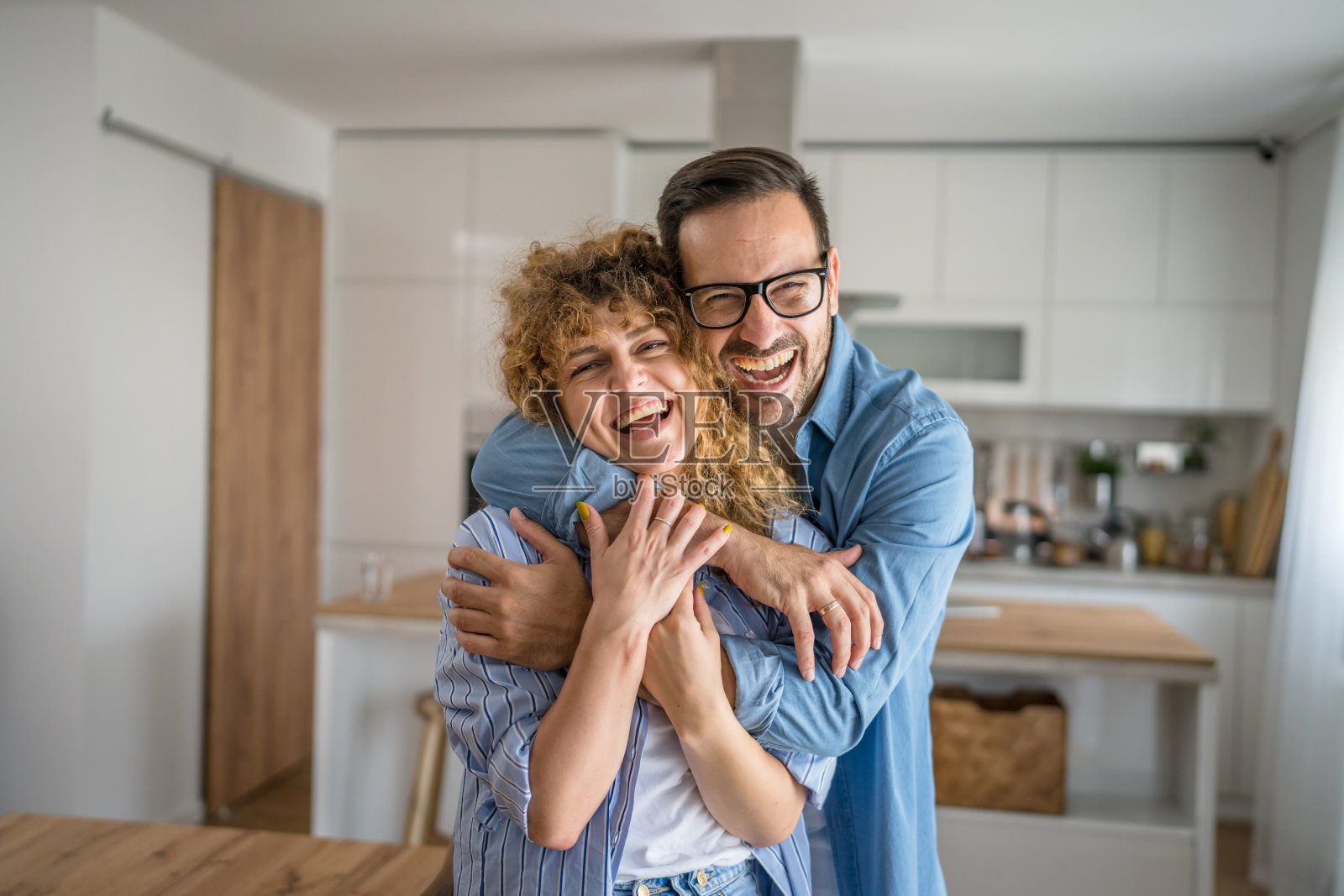 快乐的白人夫妇在家中，家庭概念照片摄影图片