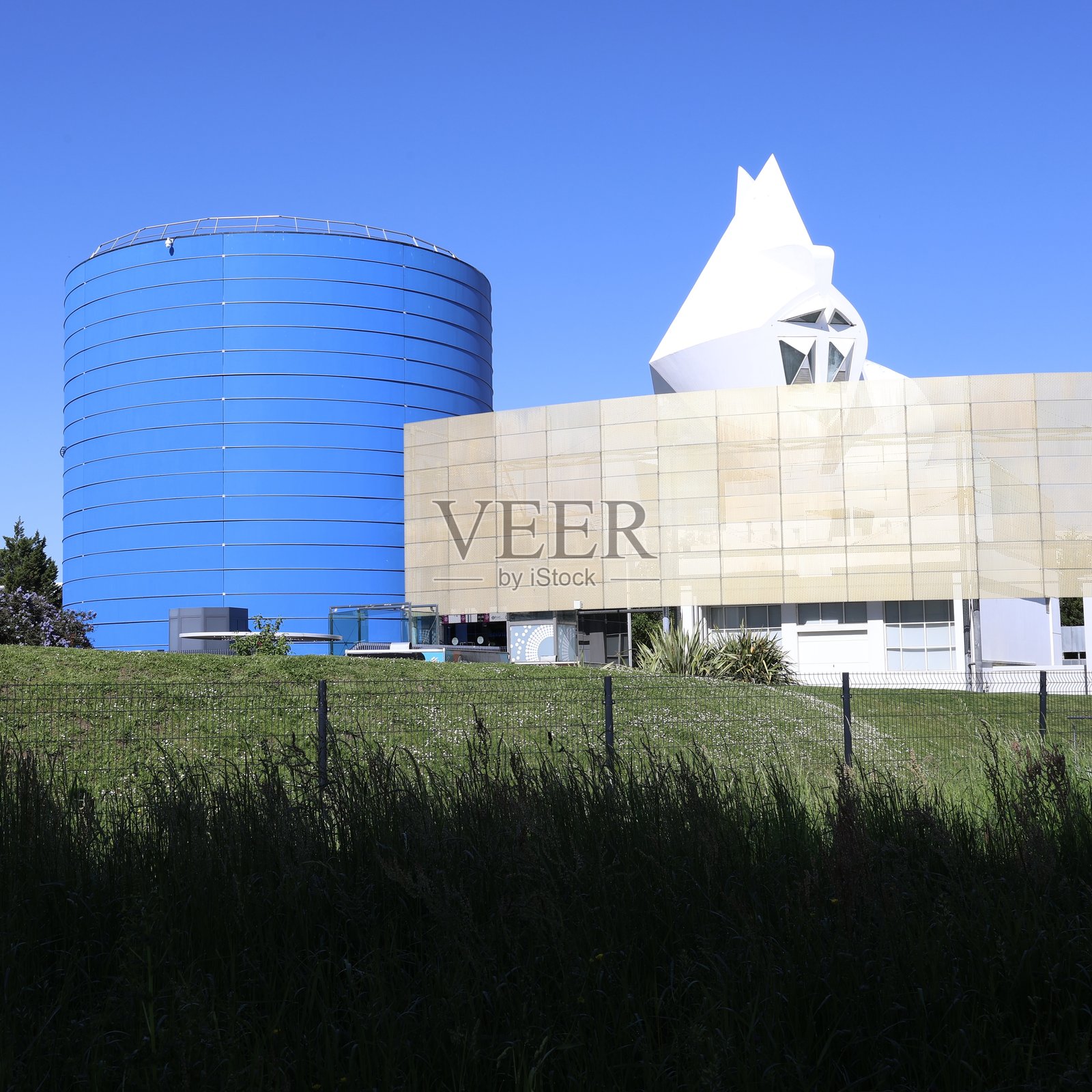 方形视角的太空城照片摄影图片