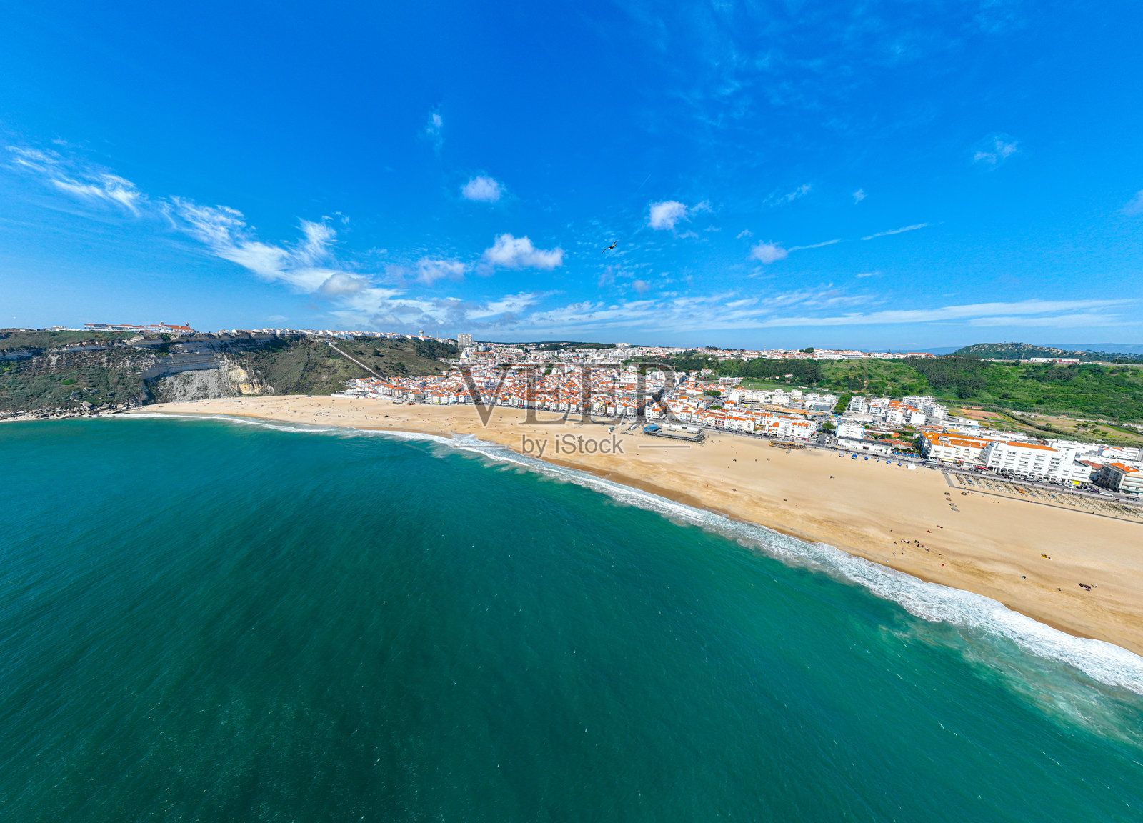 纳扎雷海岸的海浪和山坡小镇照片摄影图片