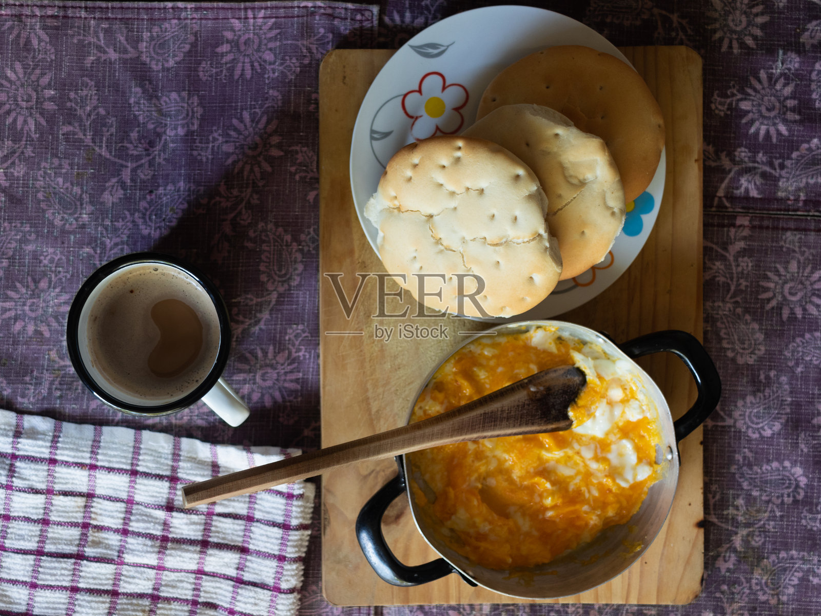 一个煎锅里有煎蛋、面包和一杯咖啡，简单而真实的早餐照片摄影图片
