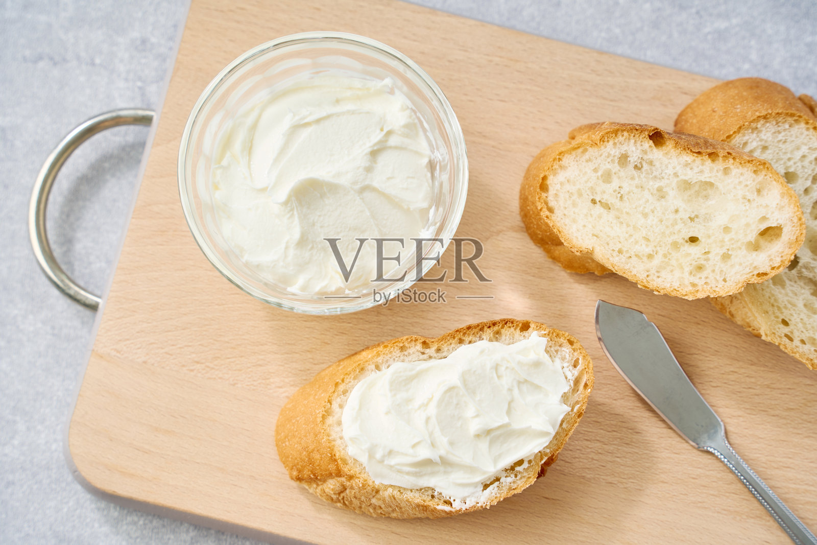 奶油奶酪涂抹在法棍片上照片摄影图片