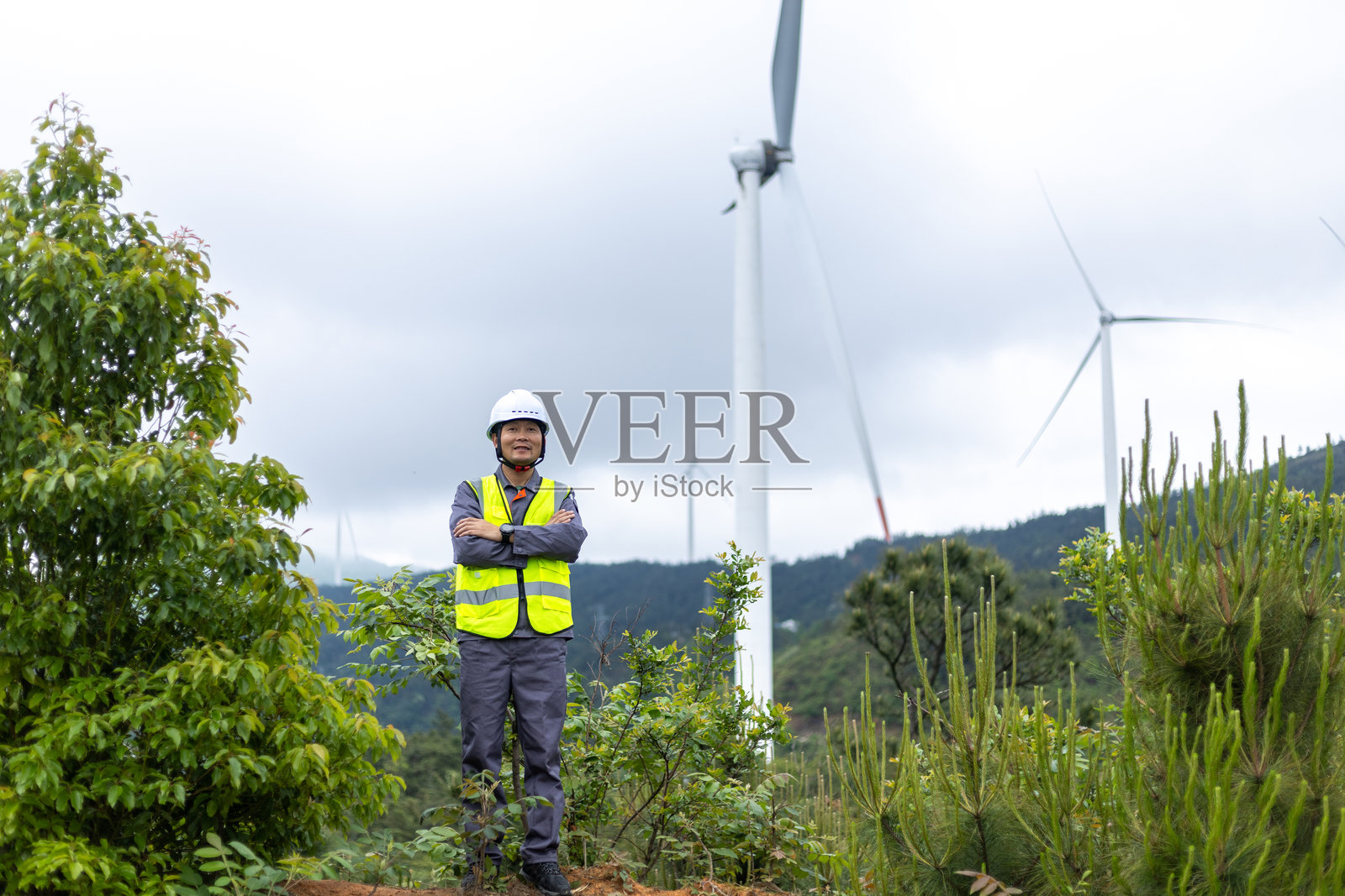 穿着安全夹克和安全帽的电气工程师照片摄影图片