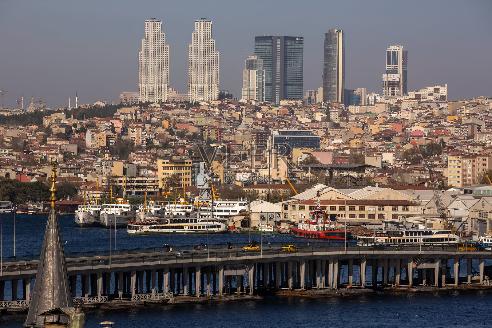 阿塔图尔克大桥与金角湾及摩天大楼，伊斯坦布尔照片摄影图片
