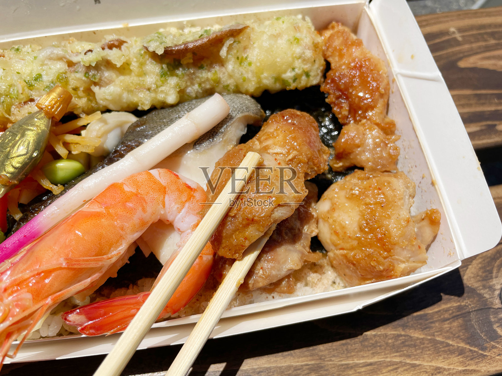 海苔便当配黑鳕鱼和虾仁照片摄影图片