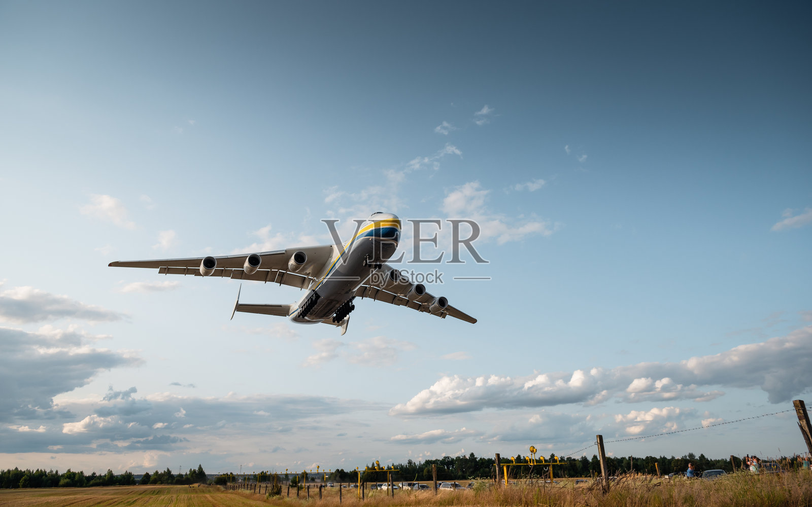 安-225货运飞机正在最终进近机场跑道。照片摄影图片