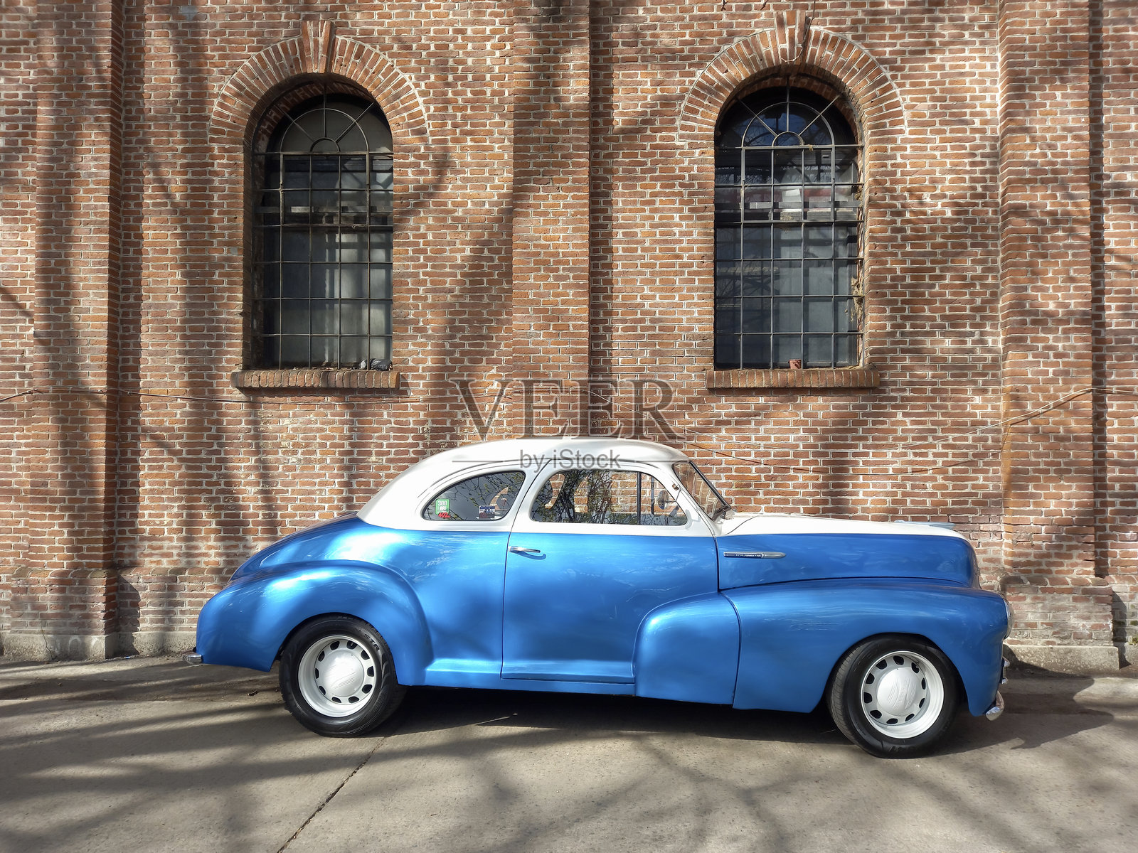 1948年蓝色闪亮的雪佛兰Stylemaster轿跑热棒车在街头经典车展上照片摄影图片