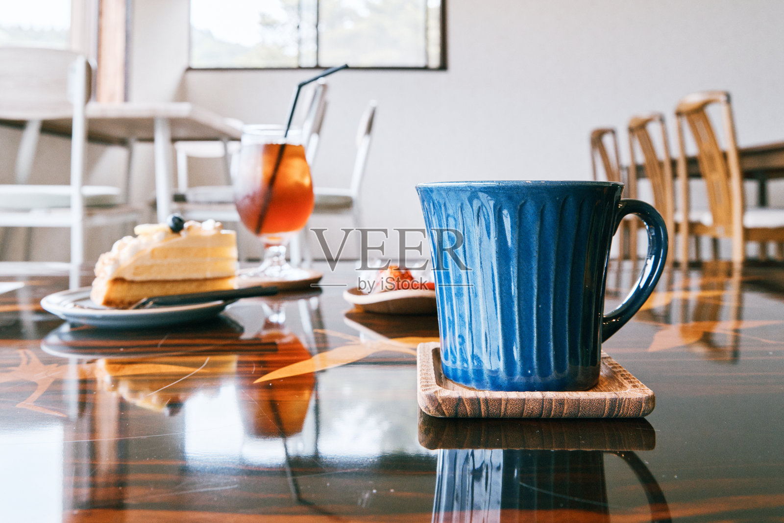 咖啡馆的下午 - 蓝色杯子和甜点照片摄影图片