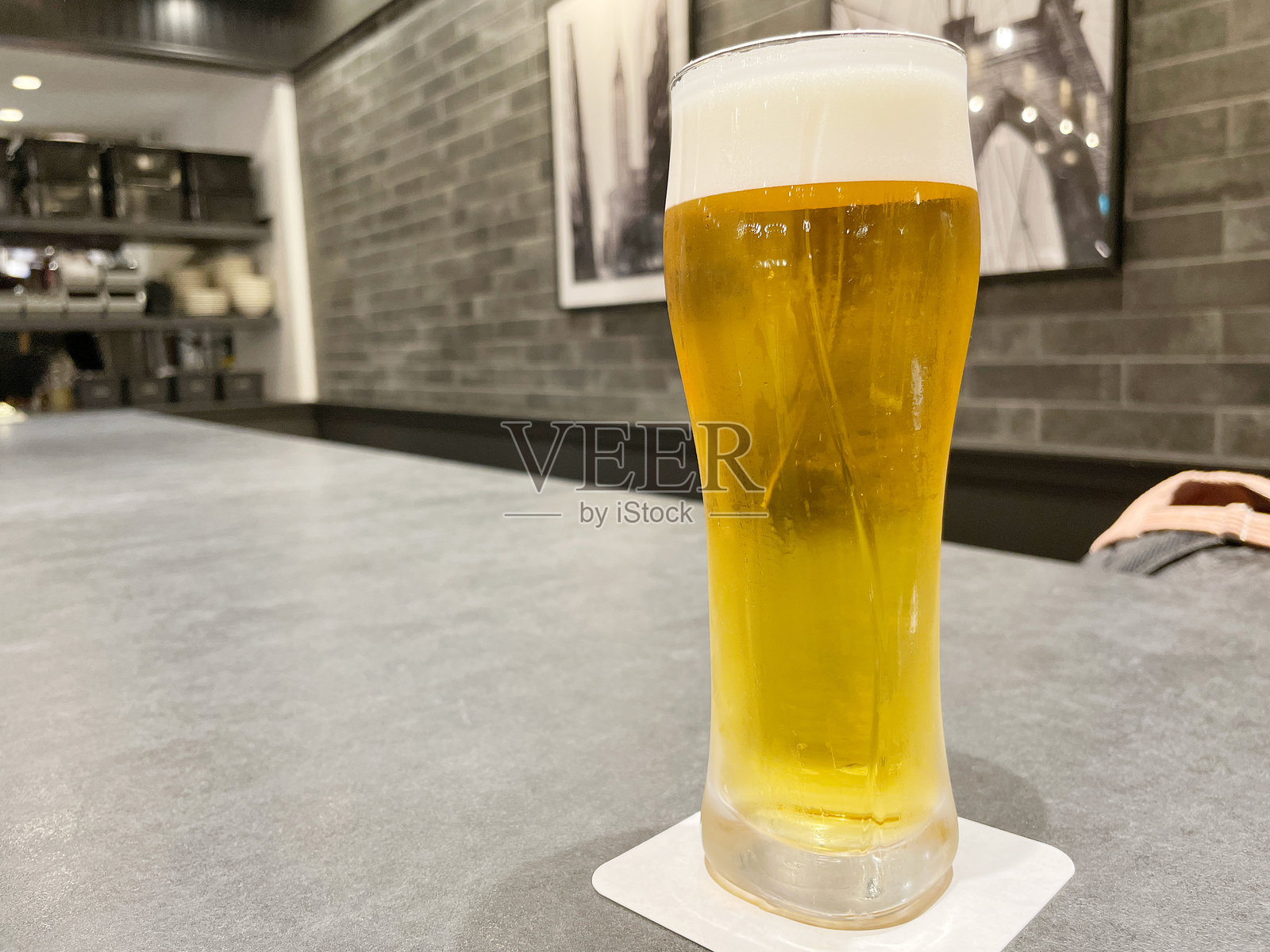 冰镇啤酒在玻璃杯中照片摄影图片