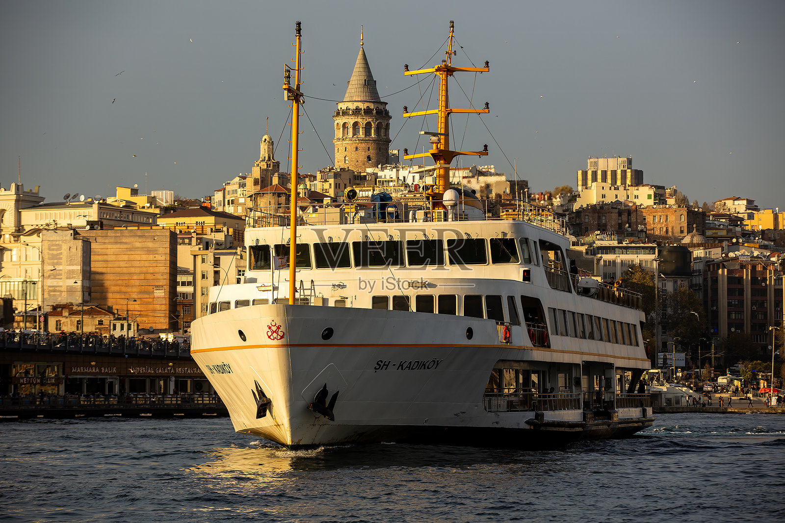 博斯普鲁斯海峡上的渡轮和加拉塔塔，伊斯坦布尔照片摄影图片