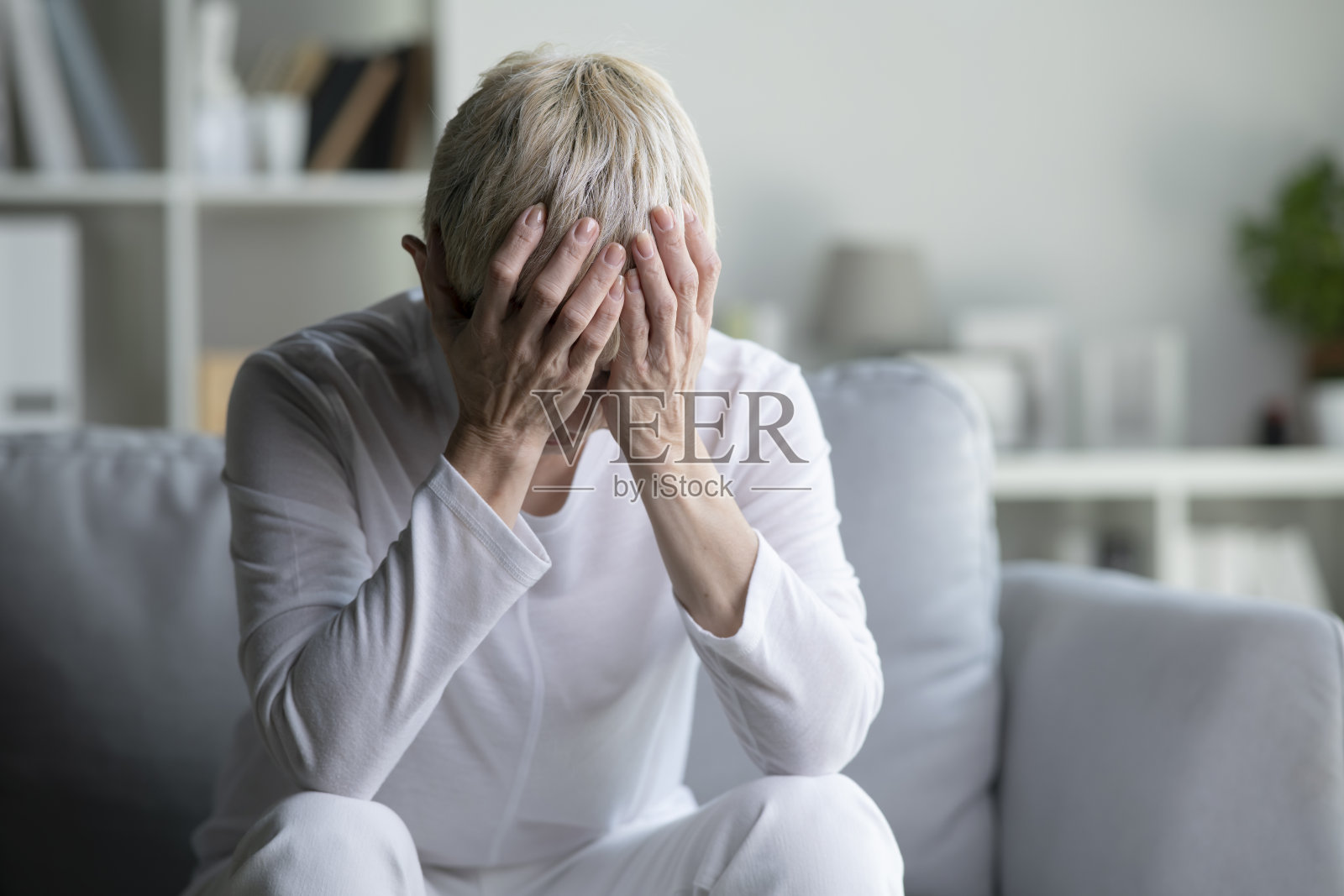 不快乐的亚洲老年女性，正在遭受心理疾病和头痛的困扰。照片摄影图片