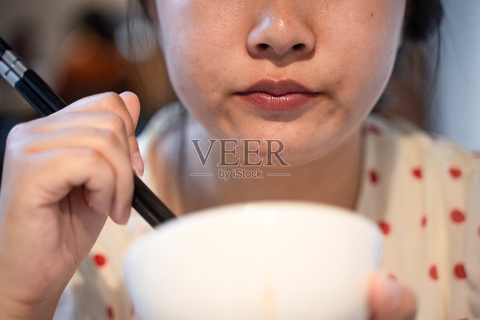 一个正在用餐的亚洲女孩照片摄影图片