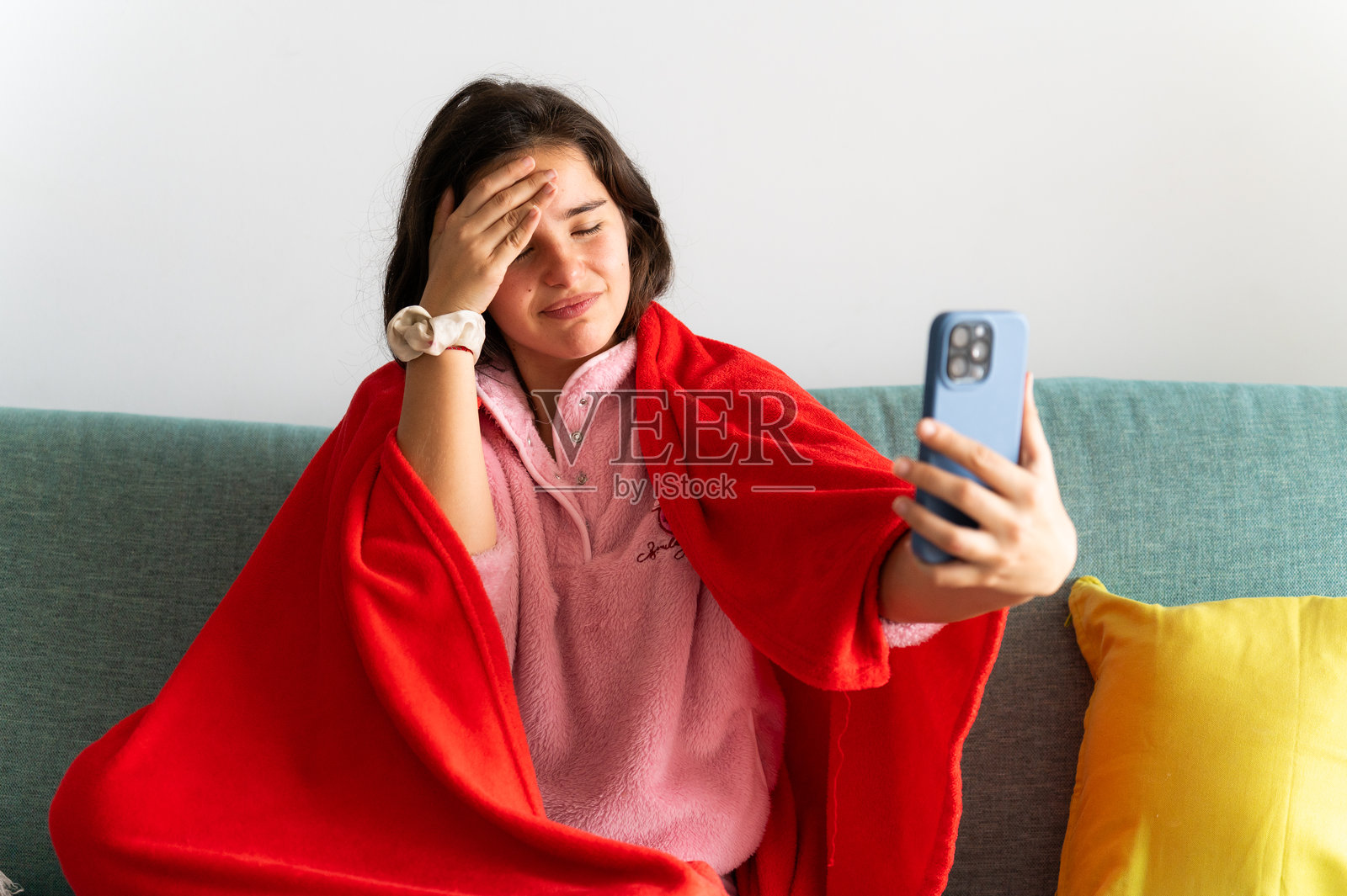 生病的年轻女性在家视频呼叫医生照片摄影图片