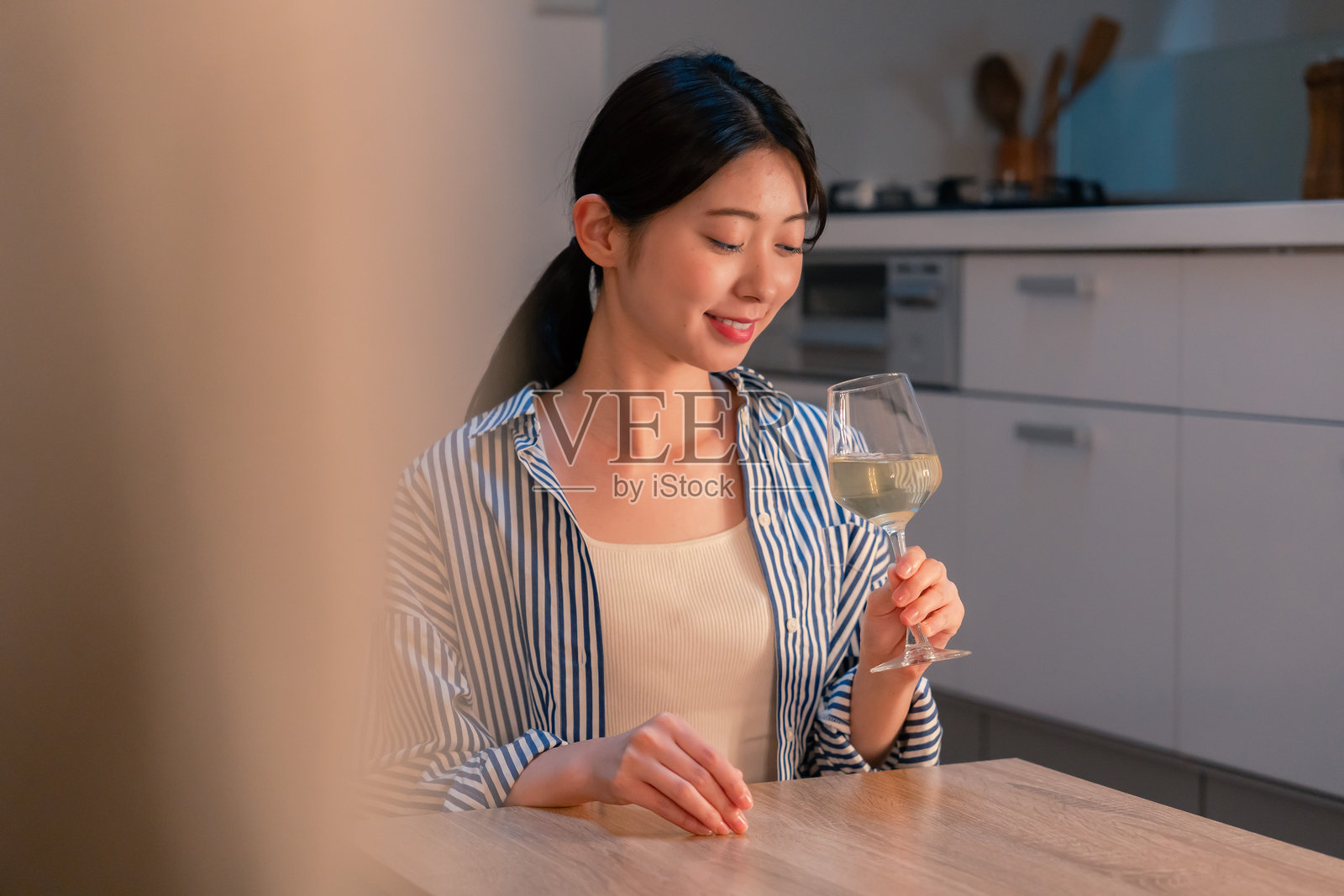 独自一人的女性在家中享受美酒照片摄影图片