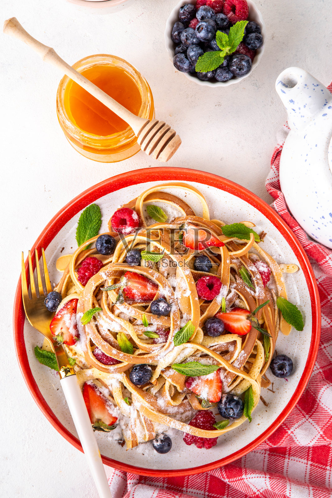 流行的意大利面煎饼配新鲜浆果照片摄影图片