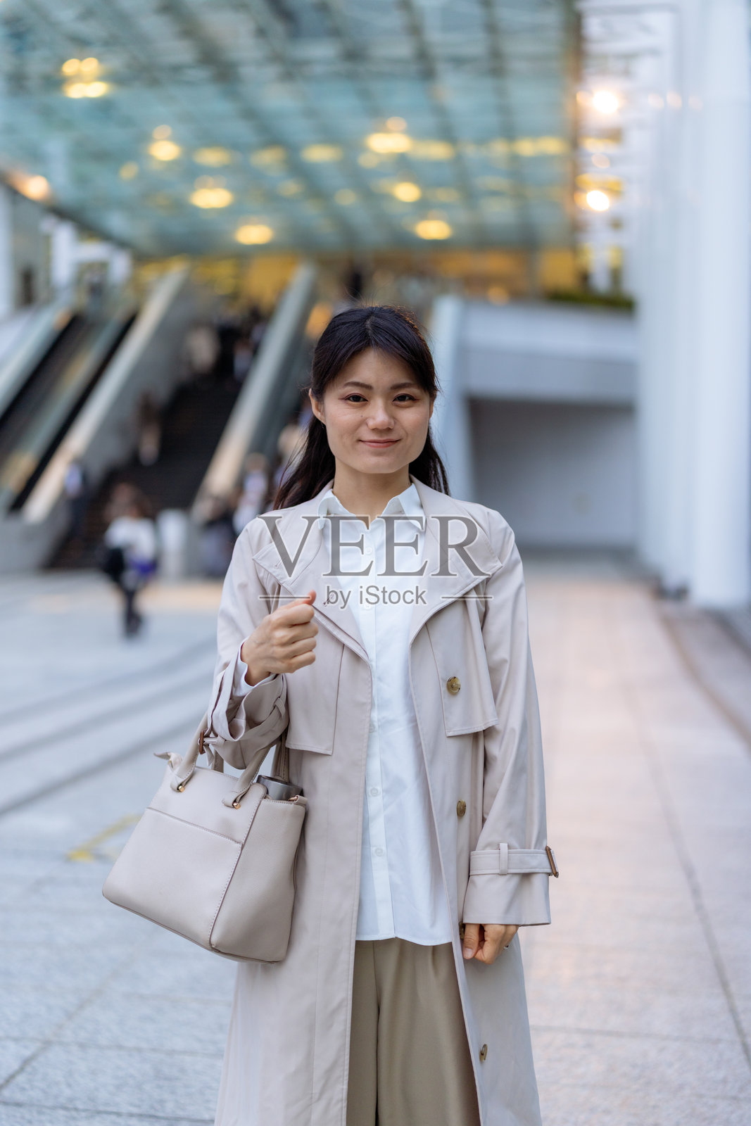 城市中站立的女商人肖像照片摄影图片