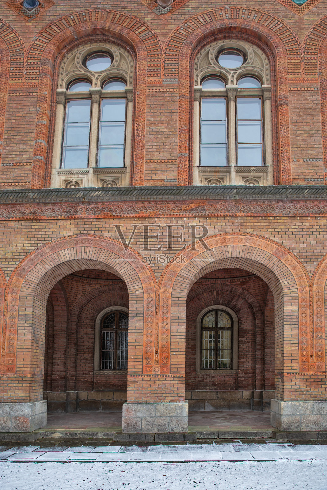 乌克兰切尔诺夫策国立大学冬季建筑。照片摄影图片