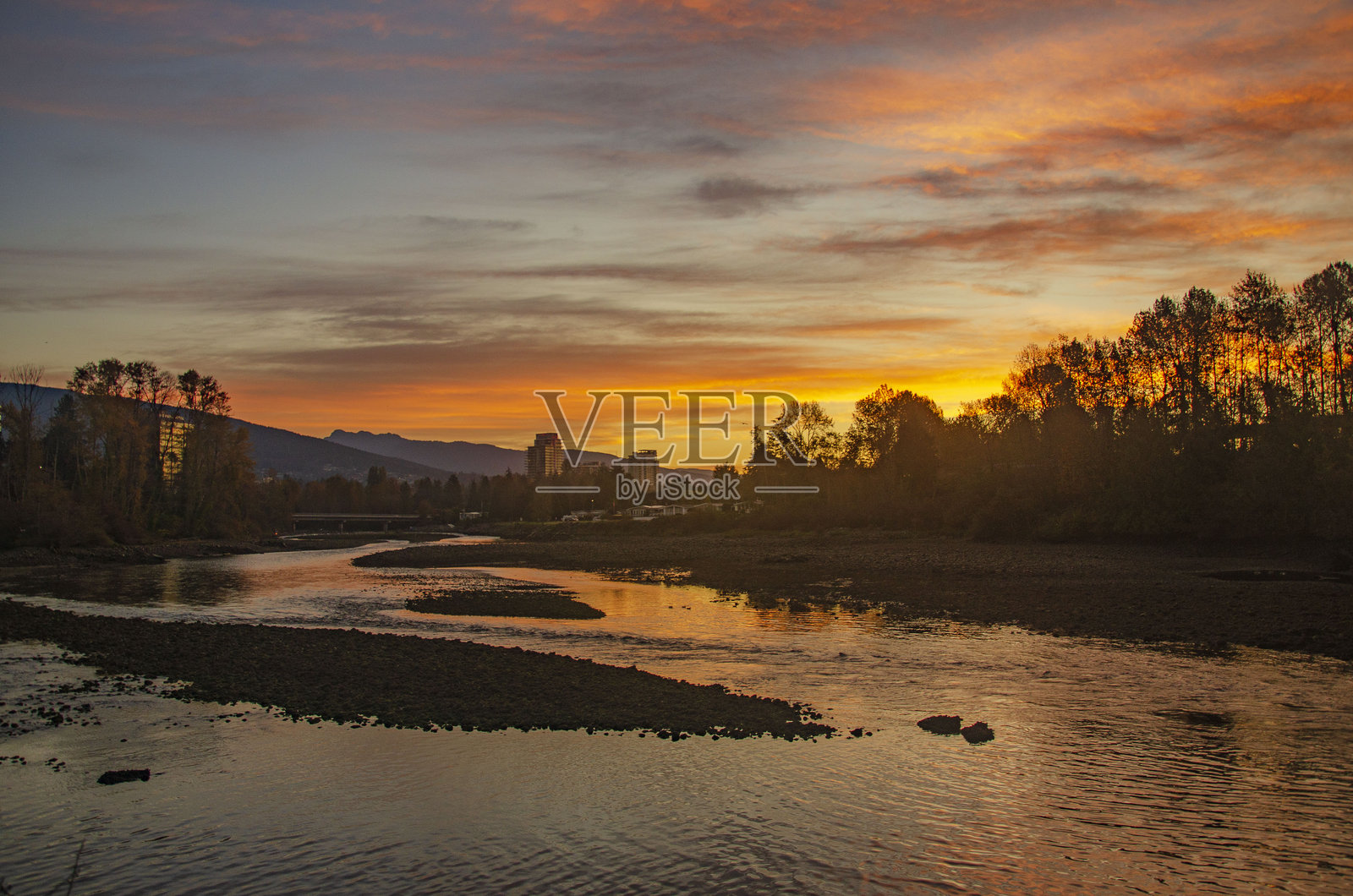 卡皮拉诺河上的日出照片摄影图片