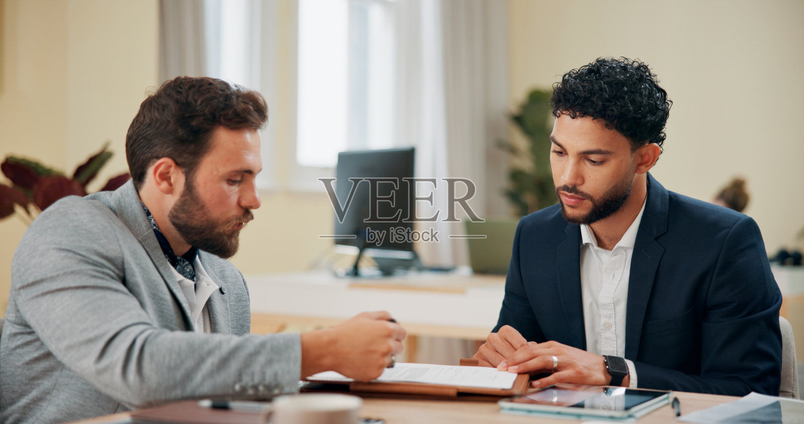 在办公室与商人进行会计、合同和会议，进行咨询或反馈。与客户和财务顾问合作，审查文件或进行投资组合管理。照片摄影图片