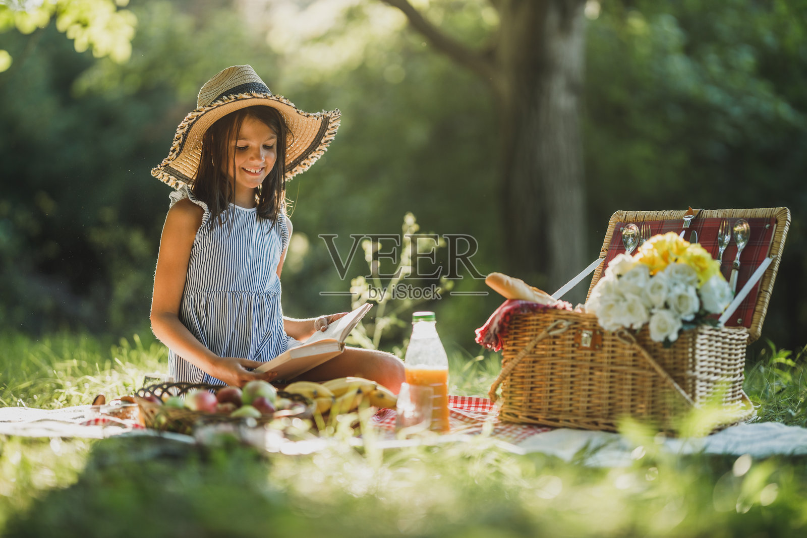 小女孩在大自然中享受野餐的一天照片摄影图片