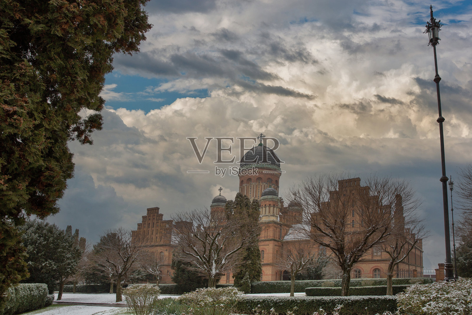 乌克兰切尔诺夫策国立大学三位主教教堂的冬季景象。照片摄影图片