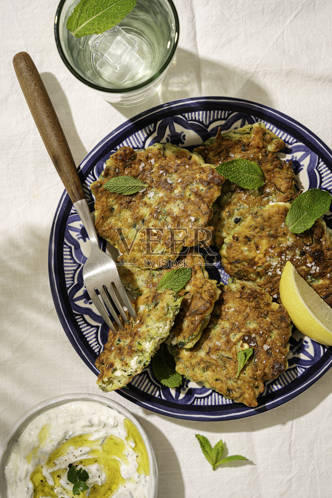 自制西葫芦煎饼配酸奶蘸酱食谱照片摄影图片