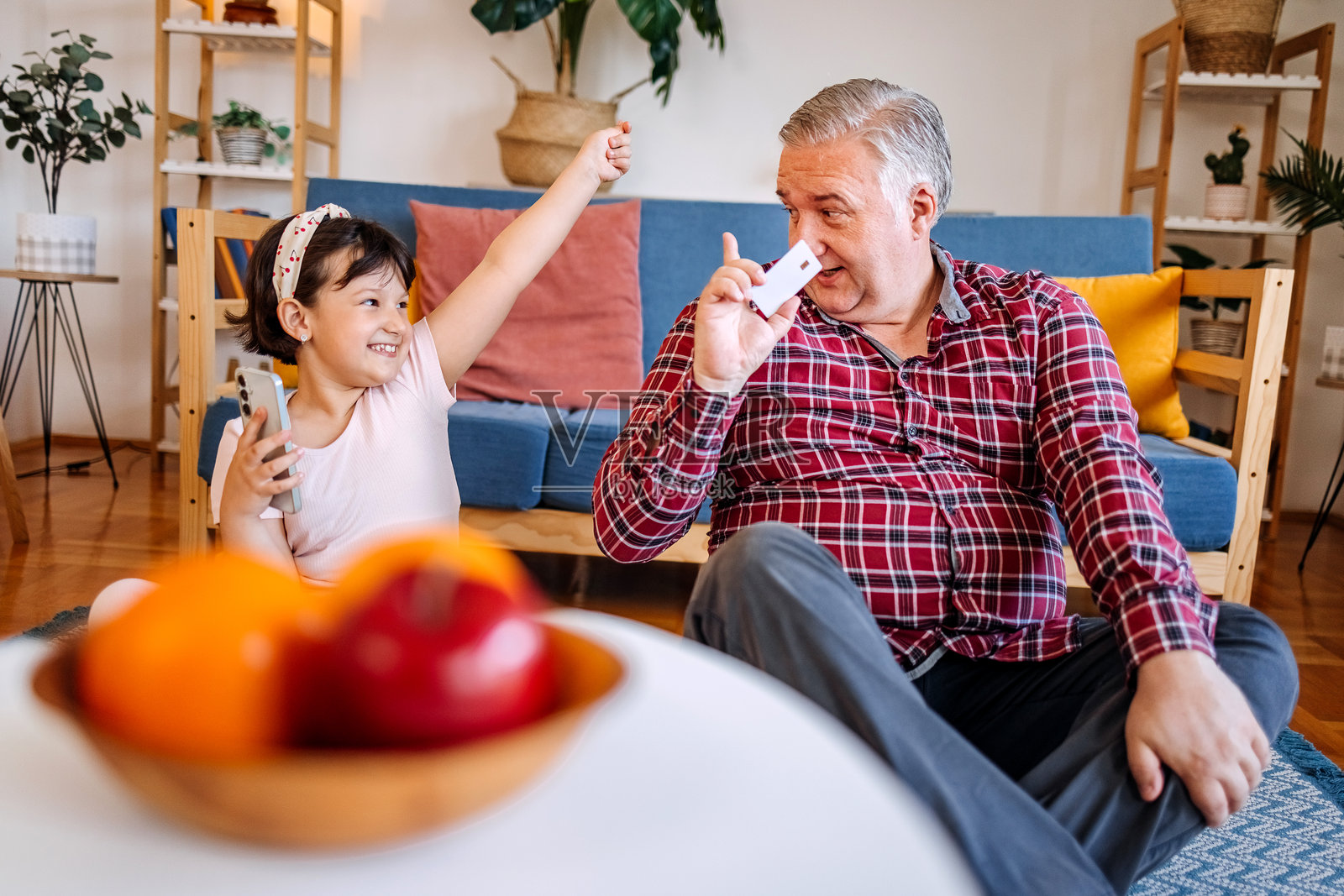父亲和女儿在家里一起在线购物，使用信用卡和无线设备。照片摄影图片