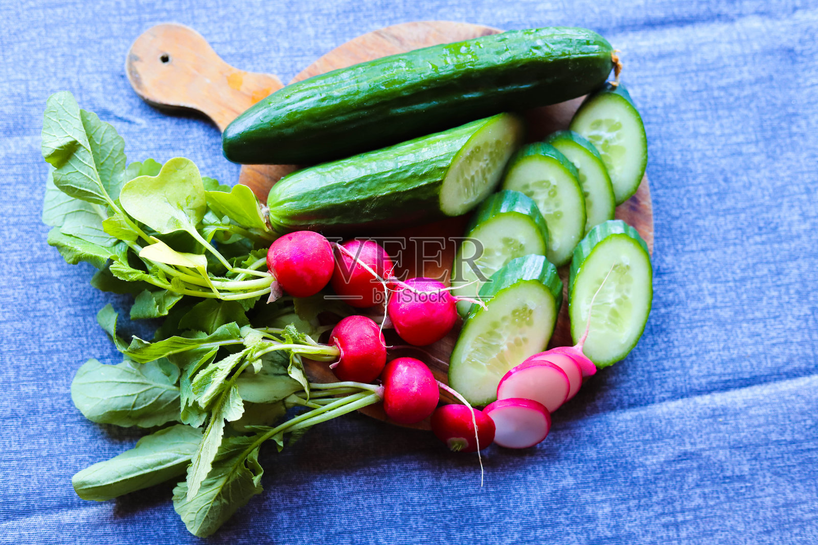 有机春季农产品在乡村风格的桌子上照片摄影图片